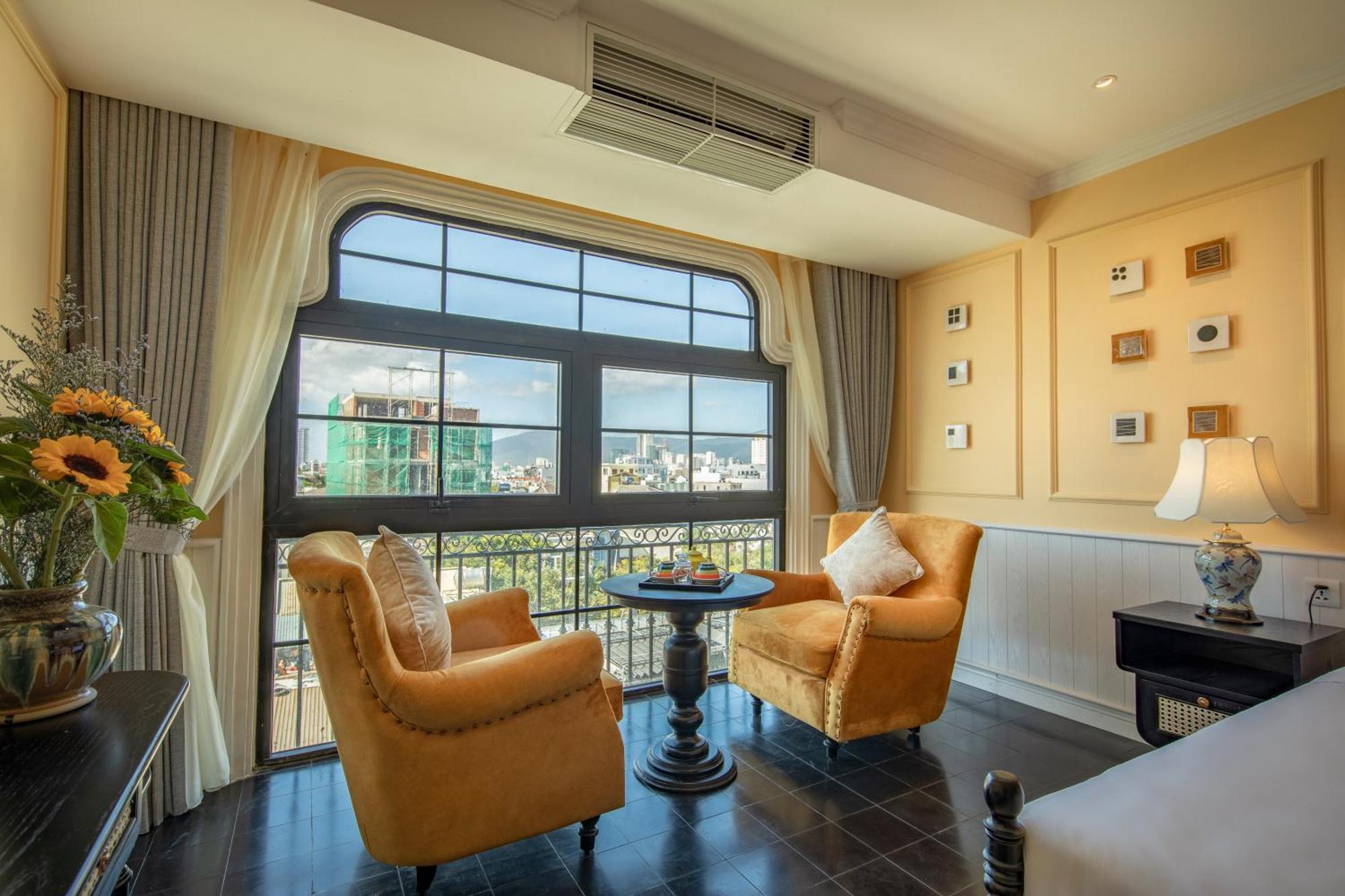 The Now Boutique & 4*
