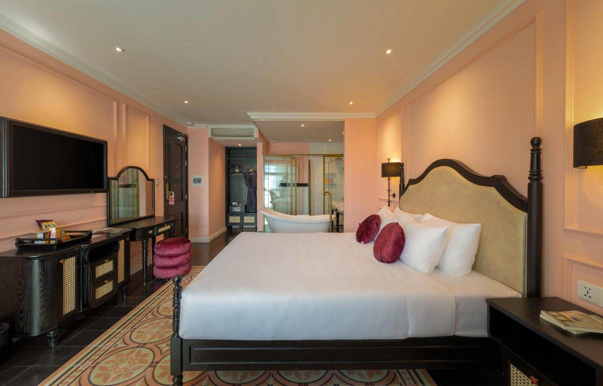 The Now Boutique & 4*